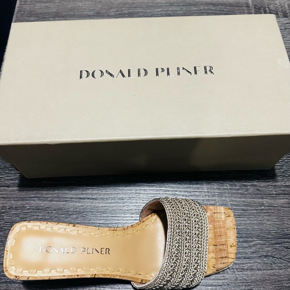 Donald Pliner Sandals, The NAYLA slide, Crochet, size 7. NWT in Box. - Picture 6 of 10